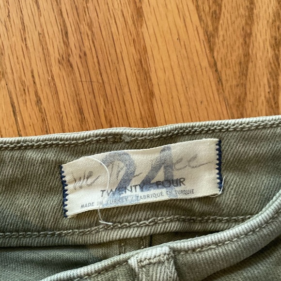 Free People Skinny Jeans. Mid/high rise. Size 24. - Picture 3 of 5